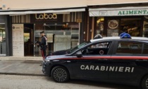 Era ricercato per ricettazione, arrestato dopo aver commesso furti in un ristorante e in un'ortofrutta