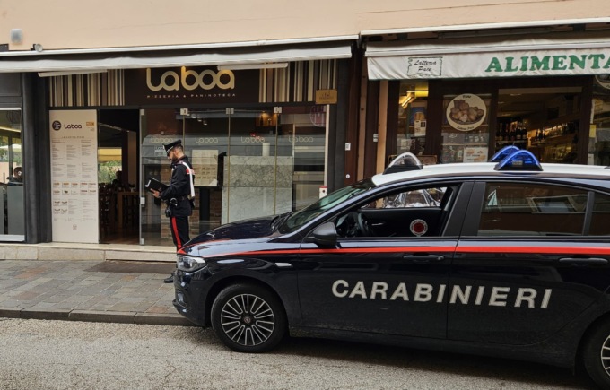 Era ricercato per ricettazione, arrestato dopo aver commesso furti in un ristorante e in un’ortofrutta