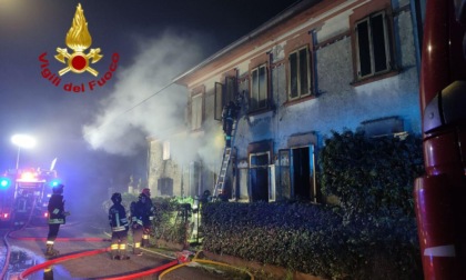 A fuoco nella notte una casa di corte a Terrazzo