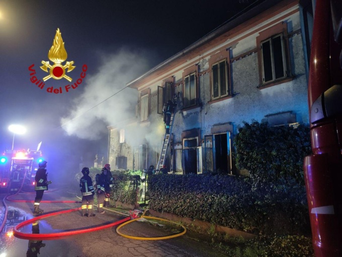 A fuoco nella notte una casa di corte a Terrazzo