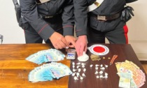 Nascondeva la droga in un casolare abbandonato, trovate cocaina e crack sotto un materasso