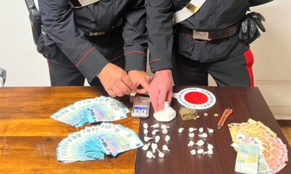 Nascondeva la droga in un casolare abbandonato, trovate cocaina e crack sotto un materasso