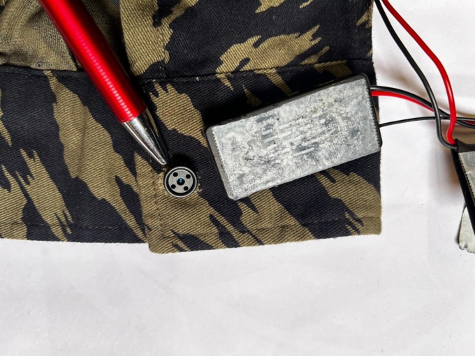 Prendere la patente a tutti i costi, 29enne copia allo scritto con una mini-cam nascosta nel polsino della camicia
