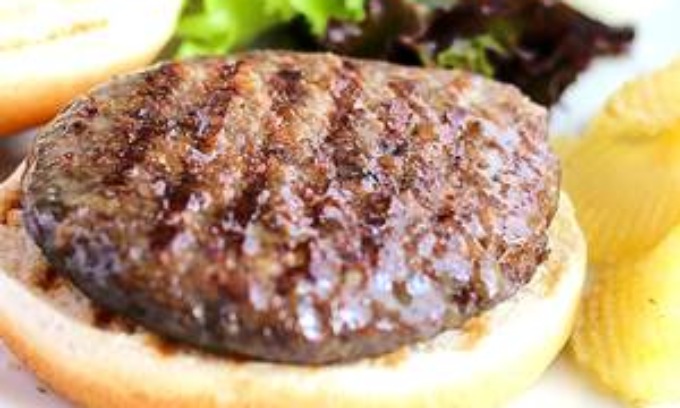 Salmonella nell’hamburger bio: i prodotti e i lotti a rischio (da non mangiare)
