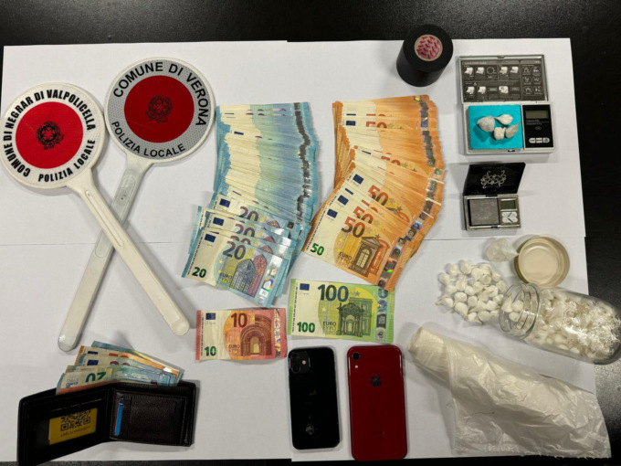 Sfreccia in auto in via Preare e viene fermato, scoperto pusher 19enne con più di 200 dosi di cocaina