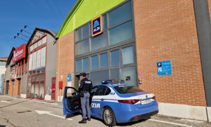 Rapina un signore in un parcheggio, poi ruba in un supermercato e si scaglia contro gli agenti