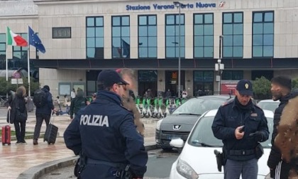 Armato di spranga di ferro, impreca e minaccia i viaggiatori della stazione di Porta Nuova