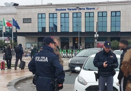 Armato di spranga di ferro, impreca e minaccia i viaggiatori della stazione di Porta Nuova