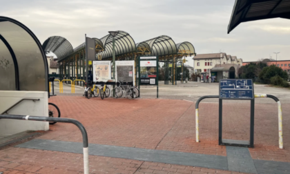 Abusa di una 14enne alla fermata del bus, espulso un 40enne residente a Verona