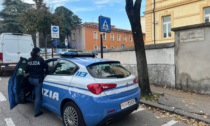 Scippa il telefono a un ragazzo uscito da scuola. Una volta rintracciato, viene beccato con 350 grammi di hashish