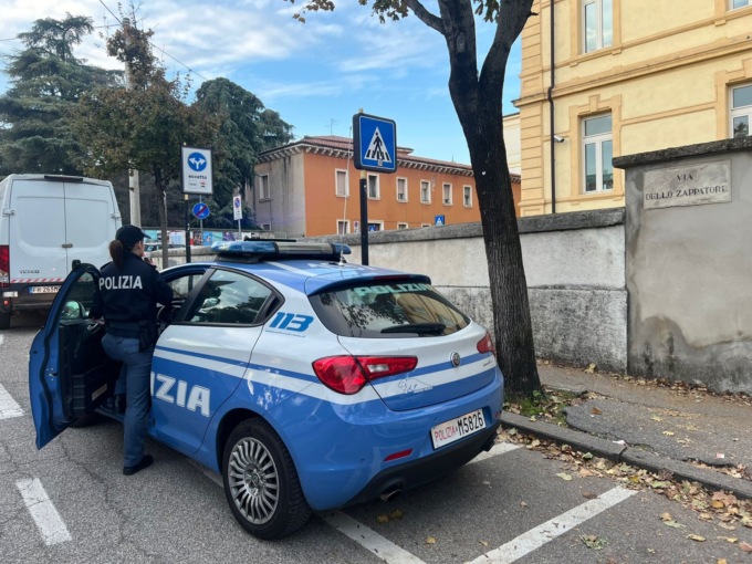 Scippa il telefono a un ragazzo uscito da scuola. Una volta rintracciato, viene beccato con 350 grammi di hashish
