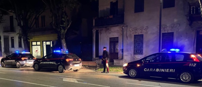 Sfreccia sulle strade di Legnago a bordo di una moto rubata, ma nella fuga fa un incidente 