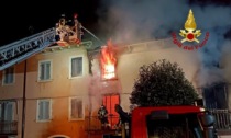 Paura nella notte a Villafranca di Verona, palazzina di due piani devastata da un incendio