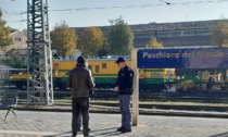 Distraggono un passeggero sul treno facendo cadere delle monete e approfittano per rubargli lo zaino col pc