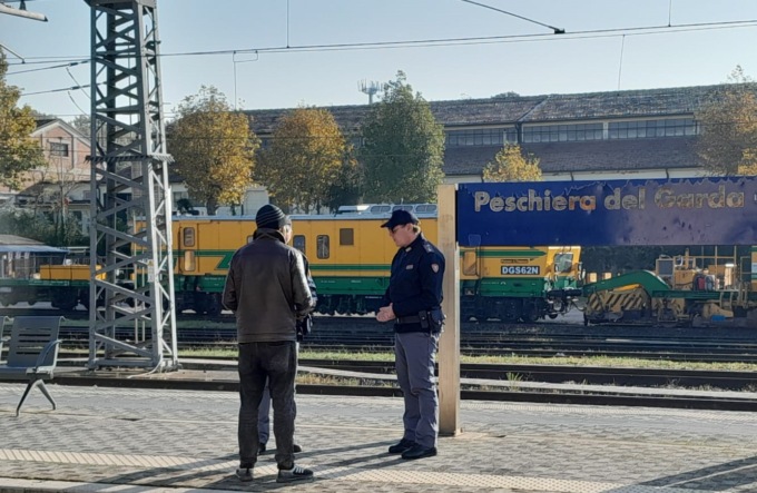 Distraggono un passeggero sul treno facendo cadere delle monete e approfittano per rubargli lo zaino col pc