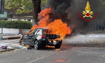 Vede del fumo uscire dal cofano e scende subito dall'auto, pochi secondi dopo il veicolo si incendia