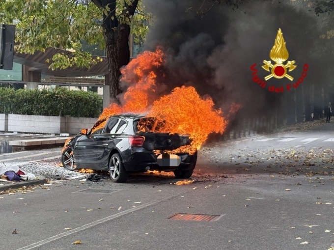Vede del fumo uscire dal cofano e scende subito dall’auto, pochi secondi dopo il veicolo si incendia