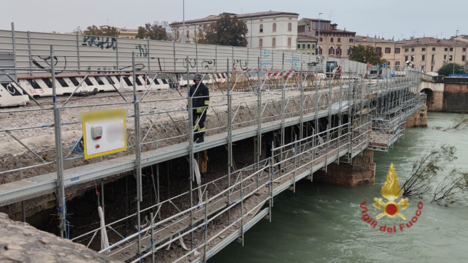 Operaio cade dall’impalcatura del cantiere sul Ponte Nuovo