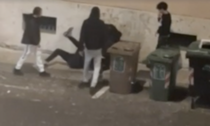 Baby gang in azione contro un ragazzino in Piazza San Nicolò, salvato dalle urla di una residente