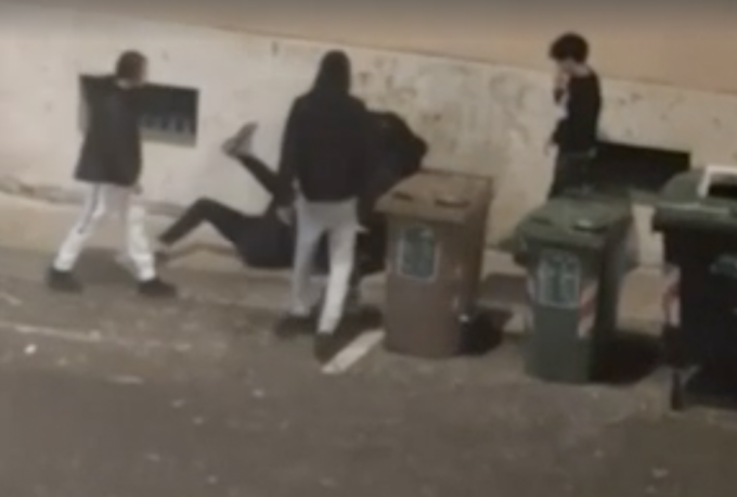 Baby gang in azione contro un ragazzino in Piazza San Nicolò, salvato dalle urla di una residente