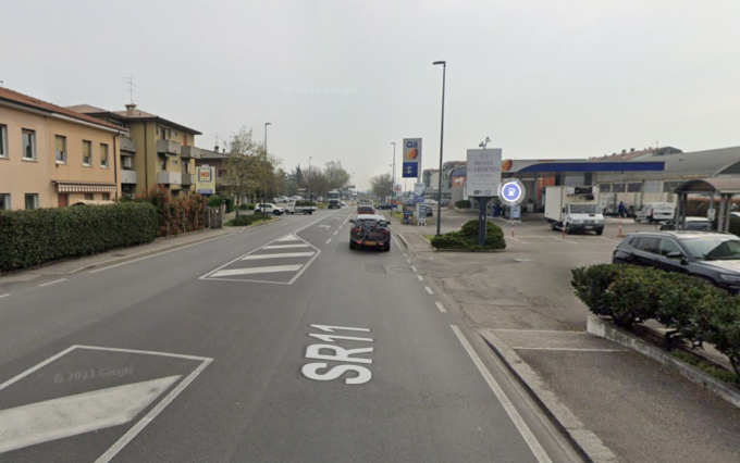 27enne barcolla ubriaco sulla SR 11: i Carabinieri lo salvano dall’investimento, ma lui li aggredisce e viene arrestato