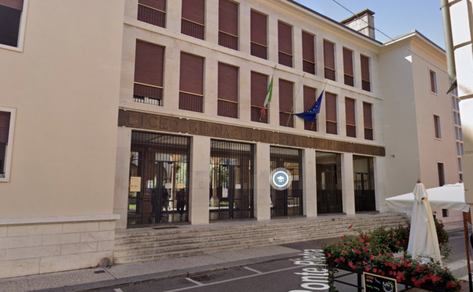 Frasi naziste sulle porte del bagno del liceo Maffei di Verona, il preside Fattore: “Bisogna intervenire subito”