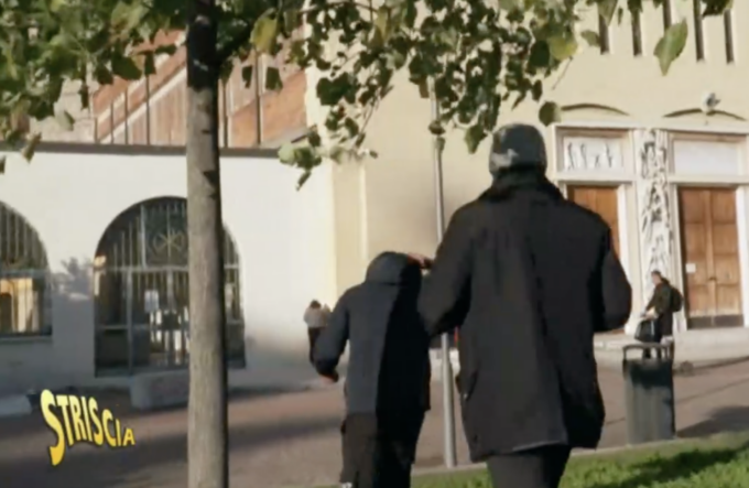 Soldi e documenti falsi, Striscia la Notizia scopre un “bazar” illegale alla stazione di Porta Nuova