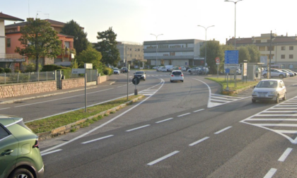 Frontale tra Jeep e moto Bmw sulla statale 11 a Colognola ai Colli, centauro 40enne ferito gravemente