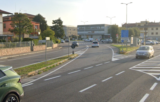 Frontale tra Jeep e moto Bmw sulla statale 11 a Colognola ai Colli, centauro 40enne ferito gravemente