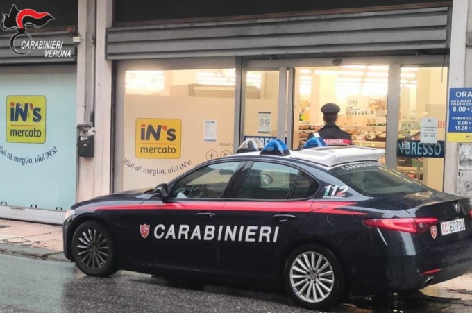 Ruba alcolici all’IN’S: titolare e commesso tentano di fermarlo, ma vengono aggrediti a mani nude