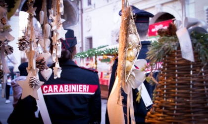 25enne crea il caos ai mercatini di Natale, rapina un 67enne e poi aggredisce un 31enne intervenuto ad aiutarlo