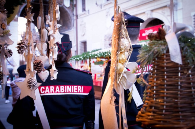 25enne crea il caos ai mercatini di Natale, rapina un 67enne e poi aggredisce un 31enne intervenuto ad aiutarlo