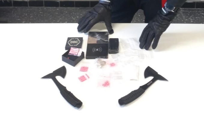 Passeggiavano sul lungadige con ecstasy, hashish e asce da lancio nello zaino