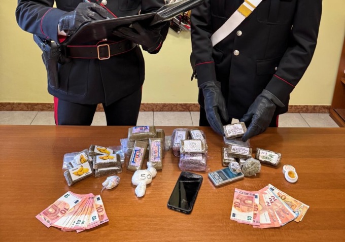 Usava l’auto della nonna come deposito per la droga, 24enne beccato con 3 chili di hashish