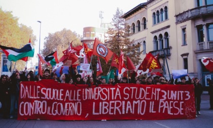 Studenti in corteo contro i tagli del Governo sull'istruzione: "La scuola motore di emancipazione e non istituzione punitiva"