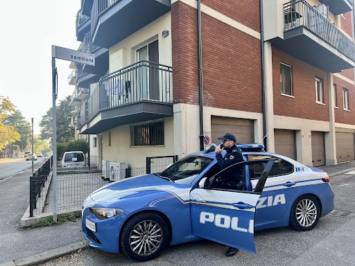 Ruba un giubbotto da 200 euro da Cisalfa, poi tira un pugno allo zigomo al vigilante che ha tentato di fermarlo