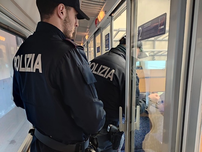 In stazione con un trolley costoso, ma lui indossa una tuta sgualcita: aveva rubato il bagaglio a un turista sul treno