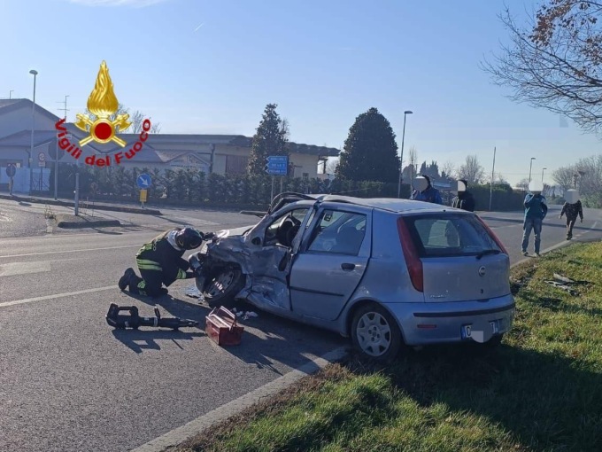 Scontro tra una Fiat Punto e un pick up ad Albaredo d’Adige, morto un 80enne