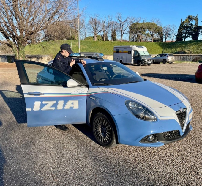 Ladro 18enne beccato a rubare di notte nelle auto in sosta nel parcheggio “12 Parking”