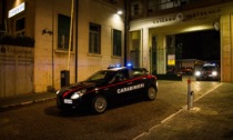 Spaccano il finestrino di un'auto per rubare uno zaino, un passante assiste al furto e chiama i Carabinieri