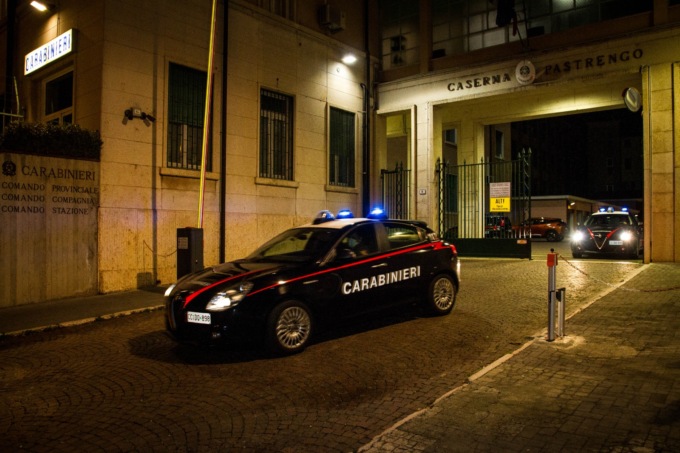 Spaccano il finestrino di un’auto per rubare uno zaino, un passante assiste al furto e chiama i Carabinieri