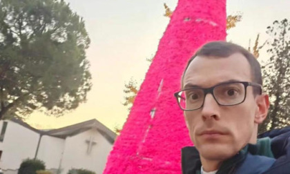 Albero di Natale fucsia, don Ambrogio difende la sua ironia: "Non sono omofobo, i soldi pubblici si potevano usare meglio"