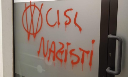 Vandali imbrattano con scritte no vax una delle sedi della Cisl di Verona: "Nazisti, Servi del Wef"