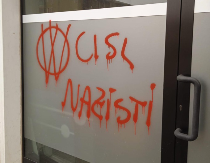 Vandali imbrattano con scritte no vax una delle sedi della Cisl di Verona: “Nazisti, Servi del Wef”