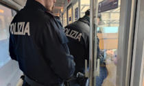 Sul treno senza biglietto e con un coltello nel giubbino: "Ora avvisiamo i tuoi genitori", 16enne sputa ai poliziotti e li minaccia