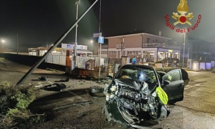 Perde il controllo dell'auto e finisce contro un palo della luce, abbattendolo