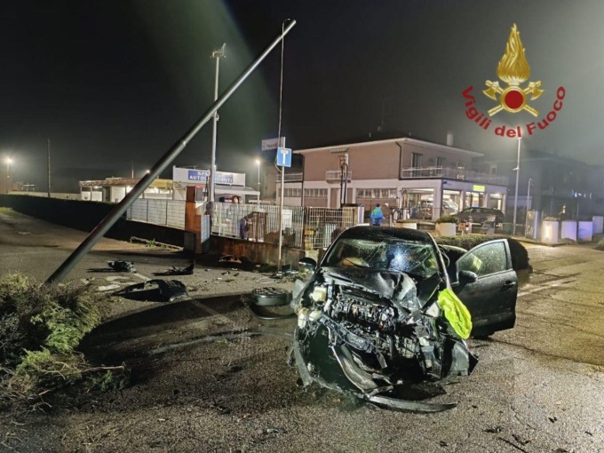 Perde il controllo dell’auto e finisce contro un palo della luce, abbattendolo