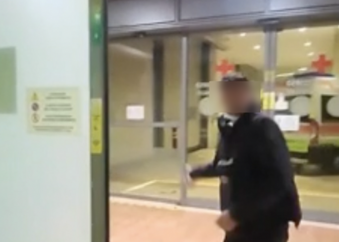Paziente lancia scatolette di tonno e si abbassa i pantaloni al Pronto Soccorso dell’ospedale di Borgo Trento