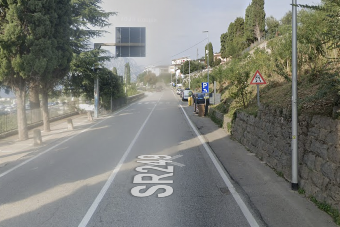 Auto esce di strada lungo la Gardesana a Malcesine, due feriti