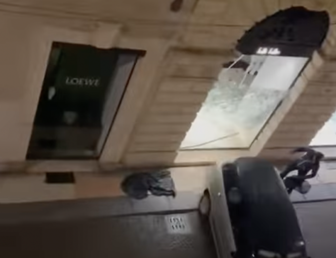 Banda di ladri sfonda con l’auto le vetrine del negozio “Folli Follie”, lo saccheggia e poi si dà alla fuga